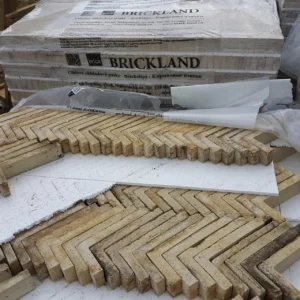rozbalený rohovoý obklad pálené cihly brickland připravený na paletě